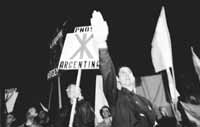 Una manifestación del Partido Nuevo Orden Social Patriótico, Pnosp, que el fin de semana fue el núcleo del encuentro neonazi.Su jefe explicó que no se llaman "nacional socialistas", como el partido de Hitler, sólo porque razones legales lo impiden. 