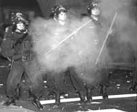 La guardia de Infantería persiguió a los manifestantes.Se arrojaron gases lacrimógenos dentro de la facultad.