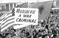 Unas 10.000 personas se reunieron en Tirana, capital de Albania, para denunciar las masacres del líder serbio Milosevic.