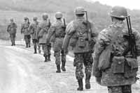 El ejército macedonio patrullaba ayer la frontera de Macedonia con la provincia yugoslava de Kosovo.