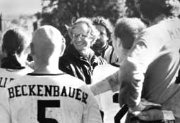 Ken Loach disfruta del rodaje en Glasgow, en medio de un equipo de fútbol integrado por desocupados.