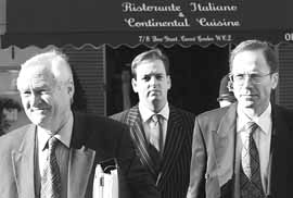 Clive Nichols (der.) y Michael Kaplan, dos de los abogados de Pinochet, rumbo al tribunal.Según la defensa, las torturas fueron "hechos espontáneos", "como ocurren en cualquier lugar del mundo".