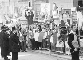 Los pinochetistas protestan ante el tribunal ayer.Los abogados dijeron que Pinochet tenía "inmunidad personal".