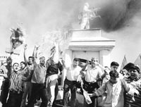 Manifestantes palestinos quemaron banderas israelíes ante el monumento al soldado desconocido en Gaza. 