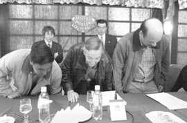 Néstor Kirchner con los gobernadores Maza (La Rioja) y Manfredotti (Tierra del Fuego).