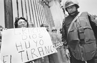 “Gracias Dios, huyó el tirano”. La pancarta frente al Palacio de Gobierno en Lima lo dice todo.