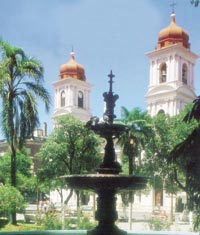 Cúpulas con reminiscencias eslavas rematan dos torres campanario de la Catedral.