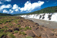 El agua cae por la descomunal rajadura de un antiguo derrame de lavas basálticas.