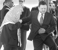 Arafat fue bienvenido ayer en Amman por el rey Abdulá de Jordania. 