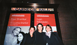 Las tres músicas en la puerta del Carnegie Hall.
