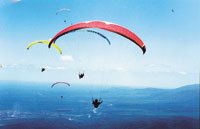 Vuelo en parapentes por los límpidos cielos serranos.