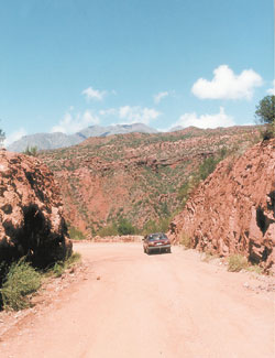 El camino sube hacia el mirador Bordo Atravesado, a 2020 metros sobre el nivel del mar.