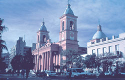 En Catamarca las cosas se pintan de otro modo: la Catedral es rosada y la Casa de Gobierno, blanca.