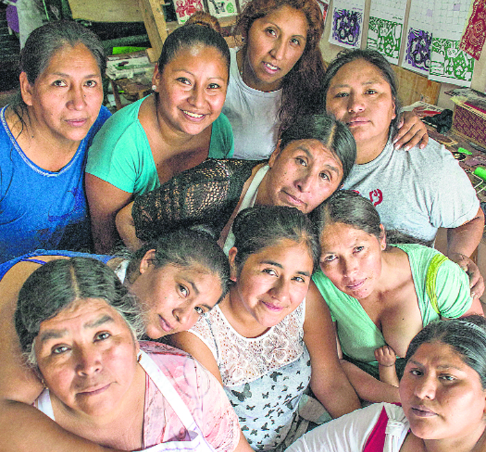 Trabajadoras de la Cooperativa Gráfica  La Voz de la Mujer, de la Federación de Organizaciones de Base, en su taller  de la Villa 20, en Lugano. (Fuente: Constanza Niscovolos)